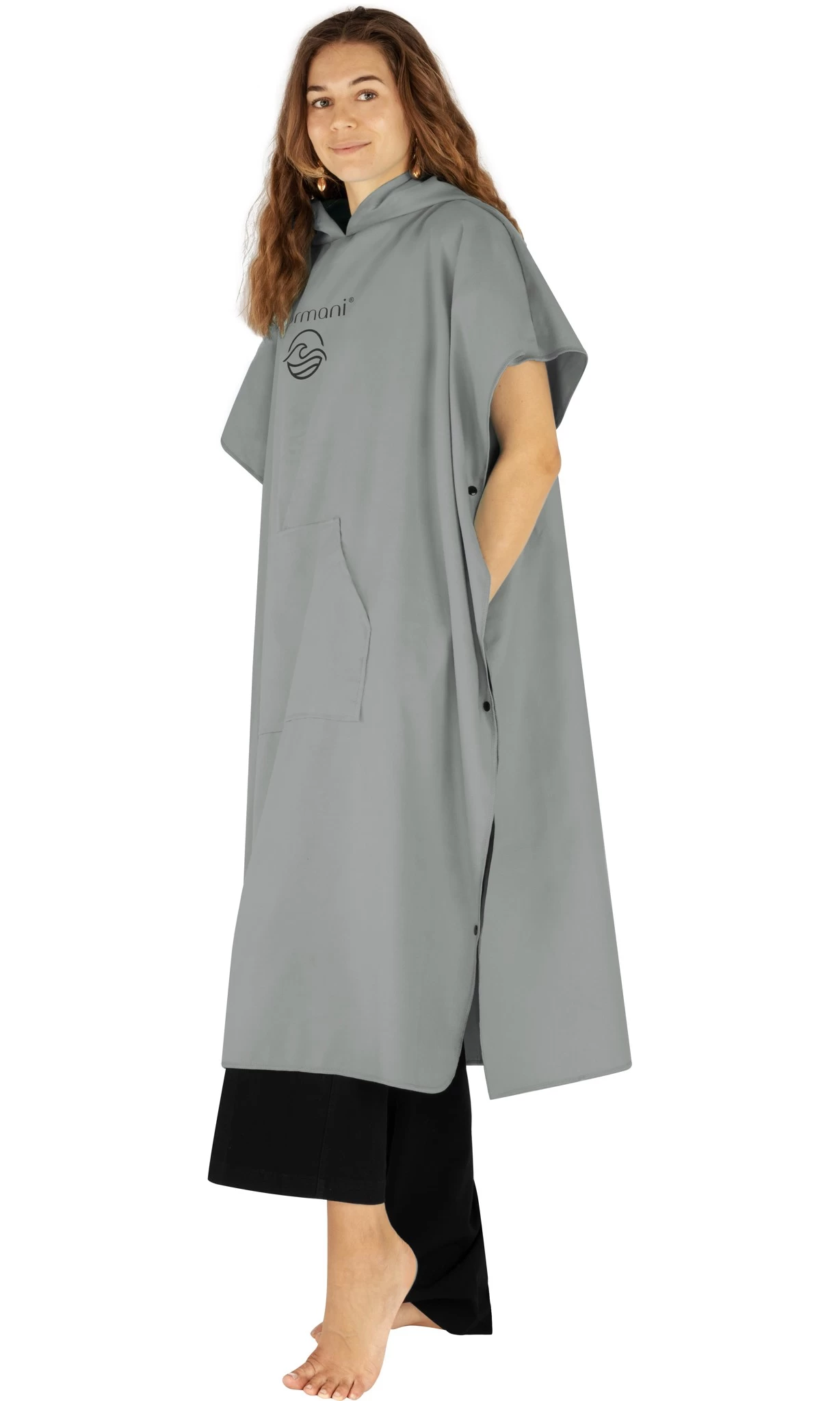Weicher Mikrofaser Badeponcho „Nosara“ Grau 8 Weicher Mikrofaser Badeponcho „Nosara“ Grau – Bild 6